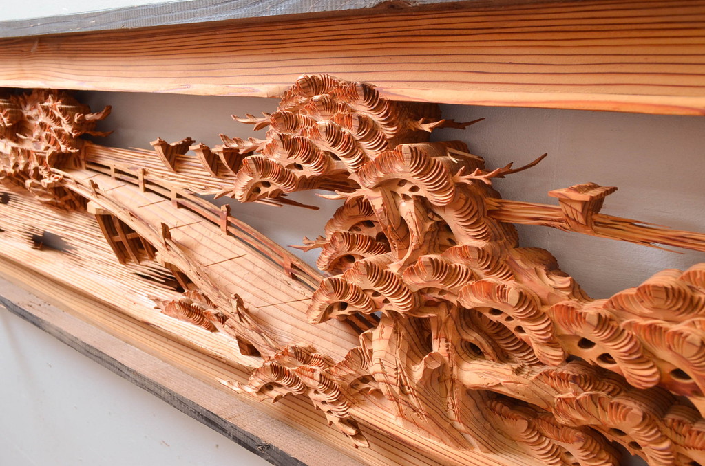 ビンテージ建具　躍動感あふれる松の木と風情ある風景の図柄が目を惹く彫刻欄間2枚(明り取り、明かり取り、ランマ、ヴィンテージ)(R-080517)