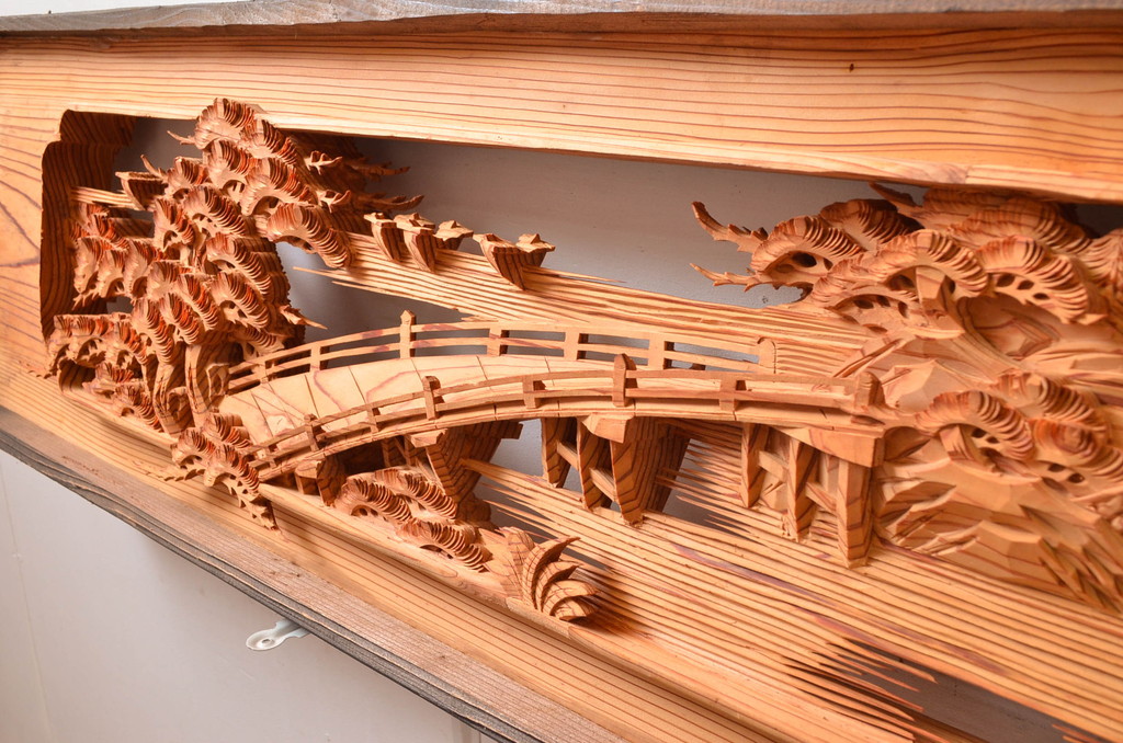 ビンテージ建具　躍動感あふれる松の木と風情ある風景の図柄が目を惹く彫刻欄間2枚(明り取り、明かり取り、ランマ、ヴィンテージ)(R-080517)