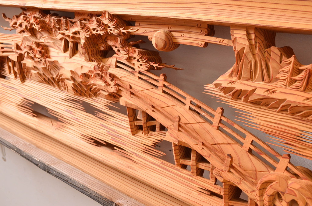 ビンテージ建具　躍動感あふれる松の木と風情ある風景の図柄が目を惹く彫刻欄間2枚(明り取り、明かり取り、ランマ、ヴィンテージ)(R-080517)