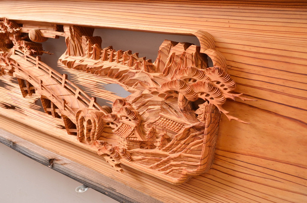ビンテージ建具　躍動感あふれる松の木と風情ある風景の図柄が目を惹く彫刻欄間2枚(明り取り、明かり取り、ランマ、ヴィンテージ)(R-080517)