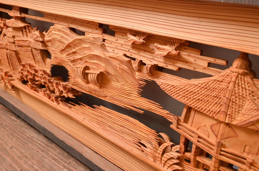 ビンテージ建具　躍動感あふれる松の木と風情ある風景の図柄が目を惹く彫刻欄間2枚(明り取り、明かり取り、ランマ、ヴィンテージ)(R-080517)
