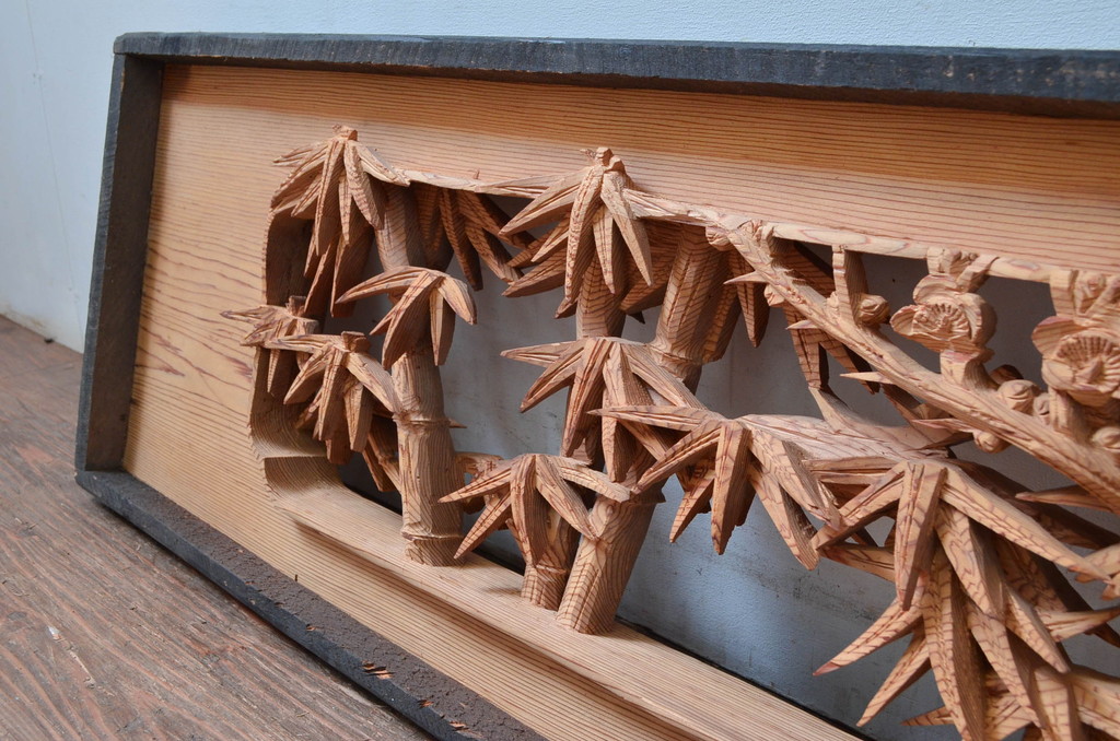 ビンテージ建具　杉材　躍動感あふれる松竹梅の彫りが目を惹く彫刻欄間2枚セット(明り取り、明かり取り、ランマ、ヴィンテージ)(R-080520)