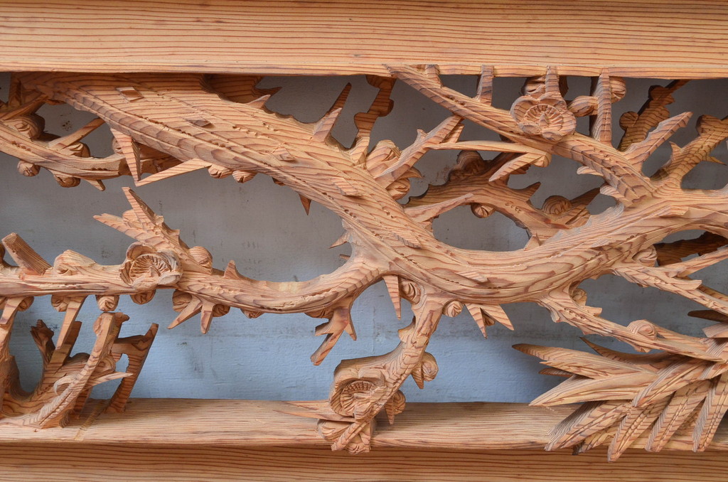 ビンテージ建具　杉材　躍動感あふれる松竹梅の彫りが目を惹く彫刻欄間2枚セット(明り取り、明かり取り、ランマ、ヴィンテージ)(R-080520)