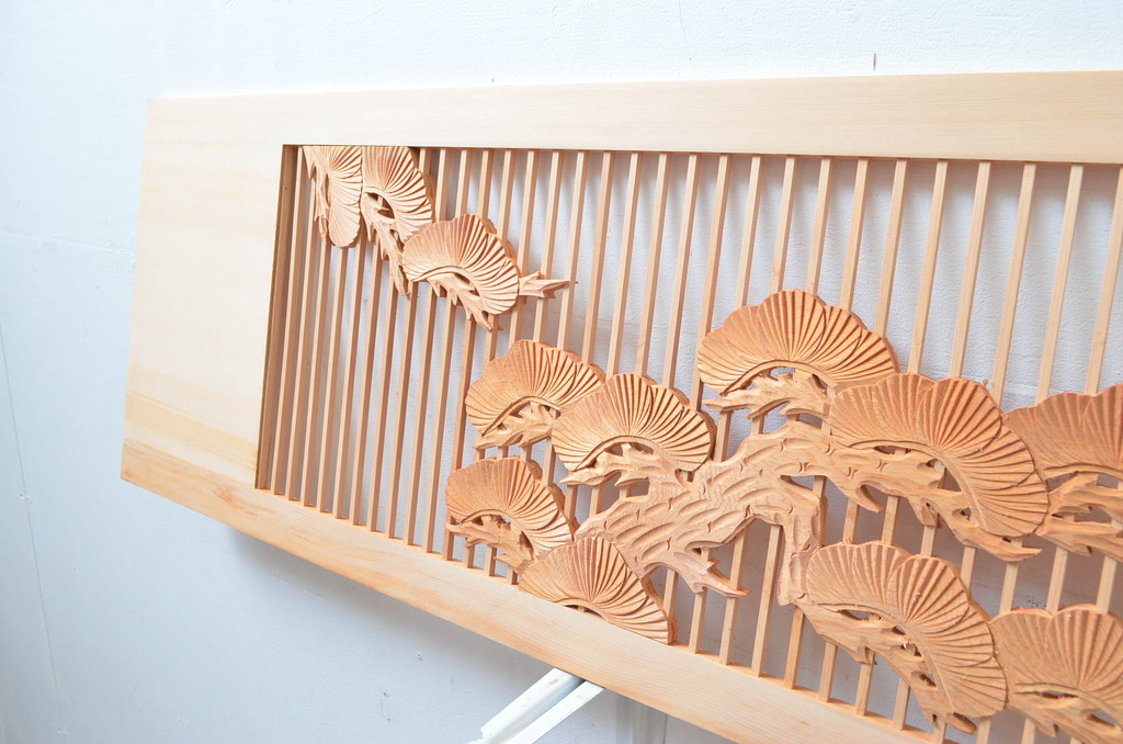 ビンテージ建具　松竹梅の彫刻が入った縁起の良い筬欄間2枚セット(格子欄間、間明かり取り、明り取り、オサランマ、おさらんま、ヴィンテージ)(R-080522)