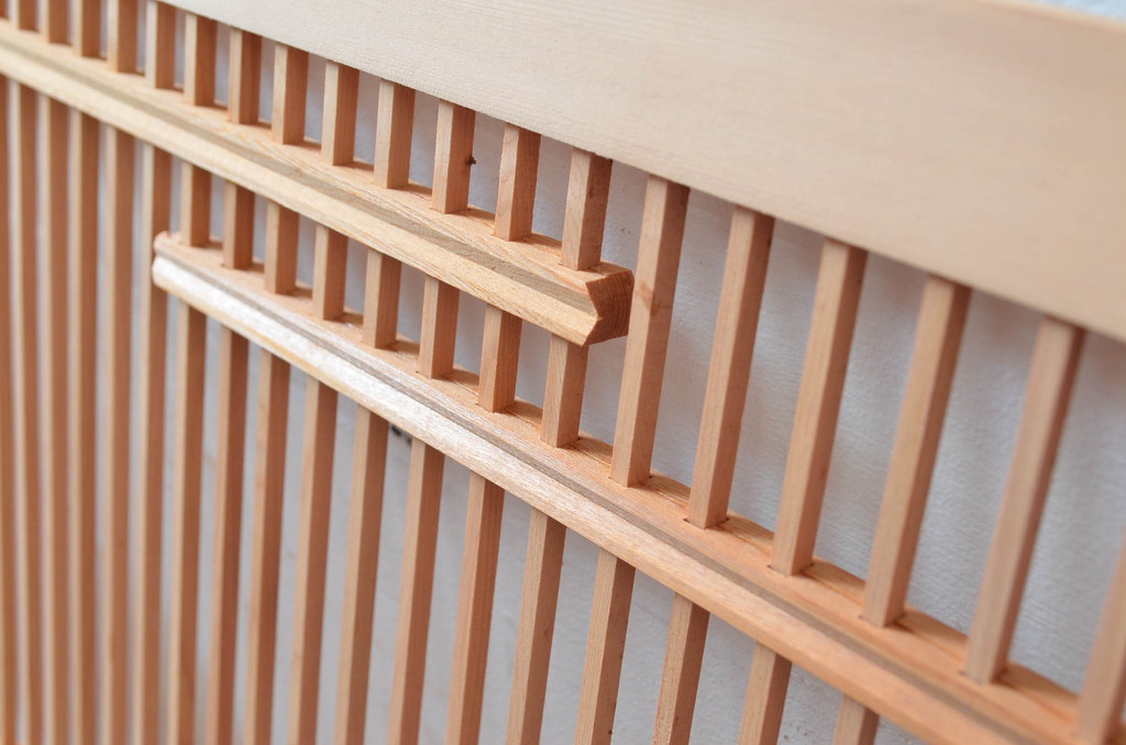 ビンテージ建具　松竹梅の彫刻が入った縁起の良い筬欄間2枚セット(格子欄間、間明かり取り、明り取り、オサランマ、おさらんま、ヴィンテージ)(R-080522)