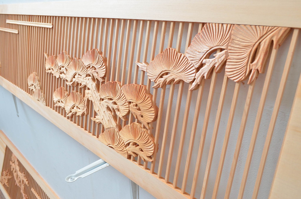 ビンテージ建具　松竹梅の彫刻が入った縁起の良い筬欄間2枚セット(格子欄間、間明かり取り、明り取り、オサランマ、おさらんま、ヴィンテージ)(R-080522)