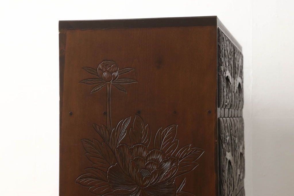 中古 美品 大胆に施された彫刻が目を引く日光彫りのチェスト(小箪笥