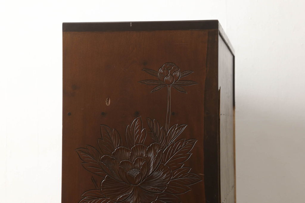 中古 美品 大胆に施された彫刻が目を引く日光彫りのチェスト(小箪笥