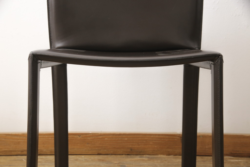 中古　イタリア　Enrico Pellizzoni(エンリコペリッツォーニ)　モダンでスタイリッシュな空間づくりにおすすめのダークカラーの本革チェア(椅子)(R-050327)