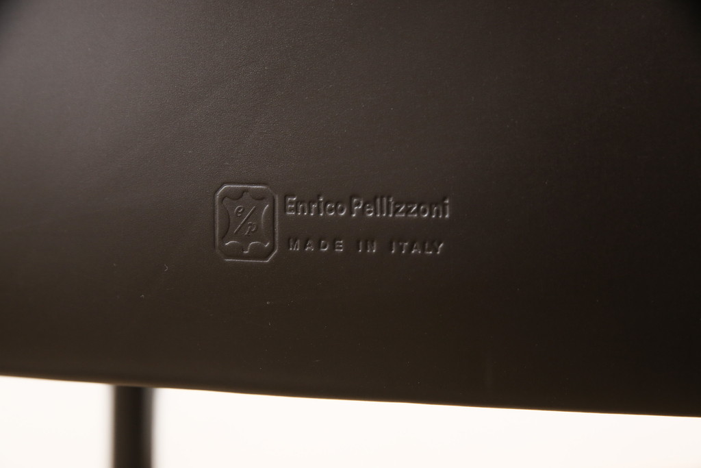 中古　イタリア　Enrico Pellizzoni(エンリコペリッツォーニ)　モダンでスタイリッシュな空間づくりにおすすめのダークカラーの本革チェア(椅子)(R-050327)
