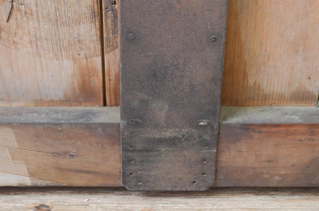 アンティーク建具　重厚で味わい深い鉄板張りの蔵戸1枚(鉄扉、玄関戸、引き戸)(R-066766)
