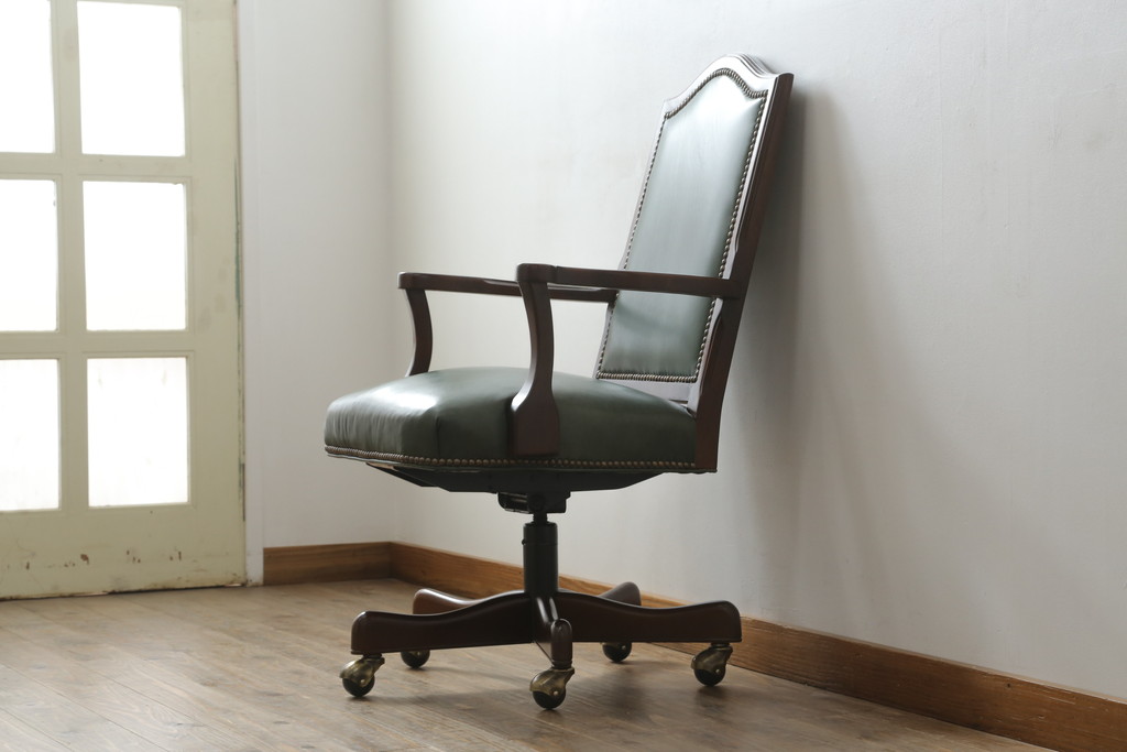 中古　美品　DREXEL HERITAGE(ドレクセルヘリテイジ)　本革　高級感ある佇まいが目を引くレザーデスクチェア(アームチェア、オフィスチェア、回転チェア)(R-058793)