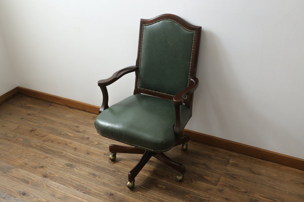中古　美品　DREXEL HERITAGE(ドレクセルヘリテイジ)　本革　高級感ある佇まいが目を引くレザーデスクチェア(アームチェア、オフィスチェア、回転チェア)(R-058793)