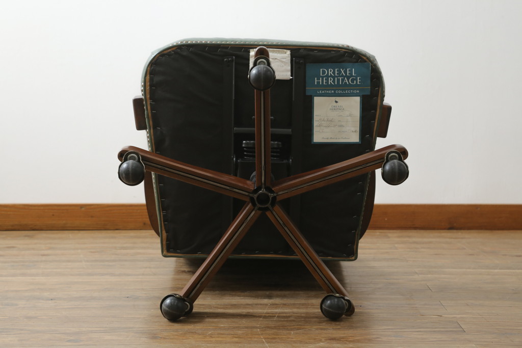 中古　美品　DREXEL HERITAGE(ドレクセルヘリテイジ)　本革　高級感ある佇まいが目を引くレザーデスクチェア(アームチェア、オフィスチェア、回転チェア)(R-058793)