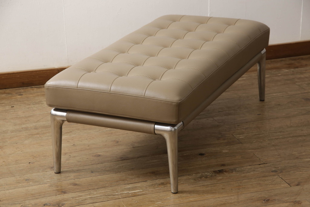 中古　短期使用のため極美品!!　Cassina(カッシーナ)　PHILIPPE STARCK(フィリップ・スタルク)　L26 VOLAGE bench(ヴォラージュ) X革(カフェラテ:13X323)　高級感漂う佇まいが魅力のベンチ(本革、レザーチェア、長椅子、長イス、2人掛け、二人掛け)(定価約42万9千円)(R-066330)