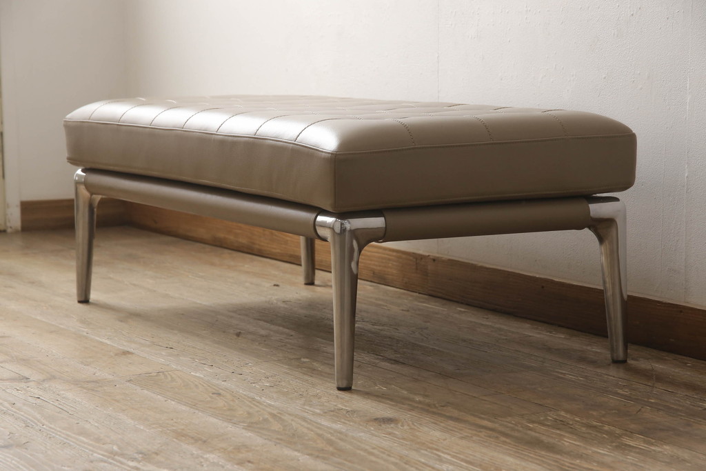 中古　短期使用のため極美品!!　Cassina(カッシーナ)　PHILIPPE STARCK(フィリップ・スタルク)　L26 VOLAGE bench(ヴォラージュ) X革(カフェラテ:13X323)　高級感漂う佇まいが魅力のベンチ(本革、レザーチェア、長椅子、長イス、2人掛け、二人掛け)(定価約42万9千円)(R-066330)