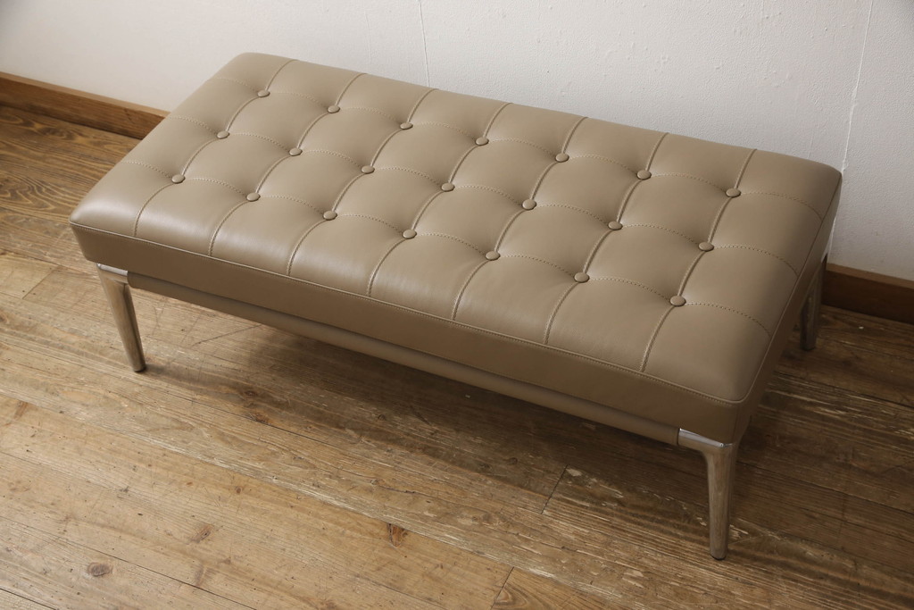 中古　短期使用のため極美品!!　Cassina(カッシーナ)　PHILIPPE STARCK(フィリップ・スタルク)　L26 VOLAGE bench(ヴォラージュ) X革(カフェラテ:13X323)　高級感漂う佇まいが魅力のベンチ(本革、レザーチェア、長椅子、長イス、2人掛け、二人掛け)(定価約42万9千円)(R-066330)