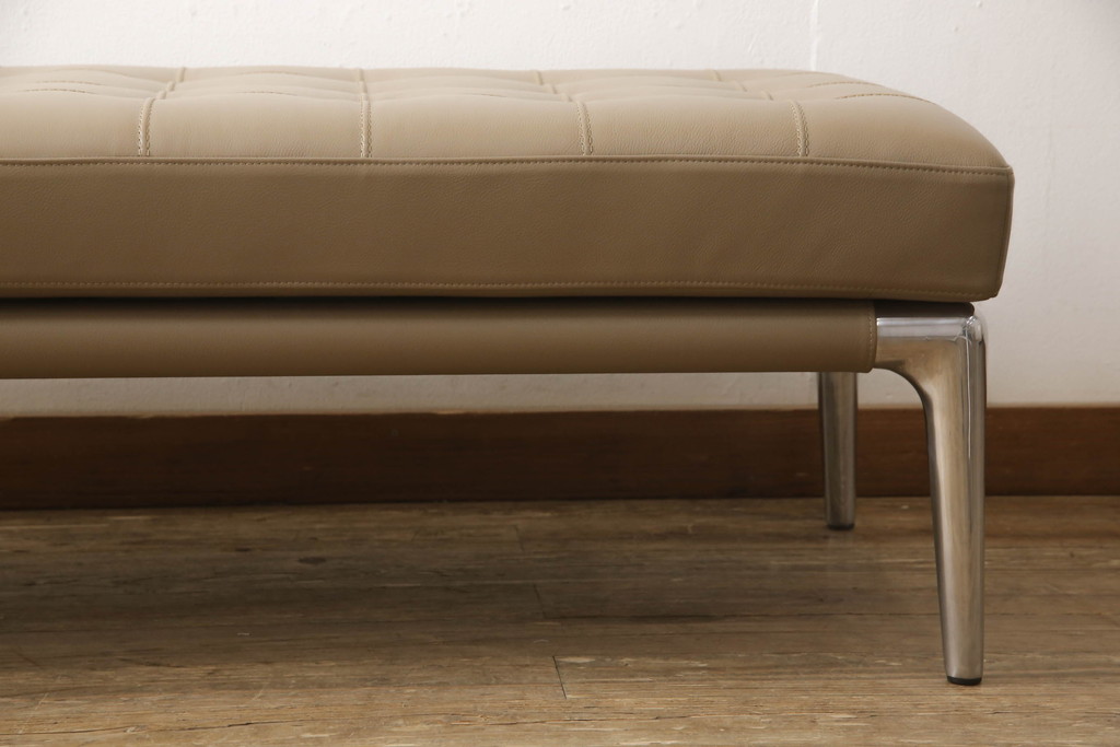 中古　短期使用のため極美品!!　Cassina(カッシーナ)　PHILIPPE STARCK(フィリップ・スタルク)　L26 VOLAGE bench(ヴォラージュ) X革(カフェラテ:13X323)　高級感漂う佇まいが魅力のベンチ(本革、レザーチェア、長椅子、長イス、2人掛け、二人掛け)(定価約42万9千円)(R-066330)