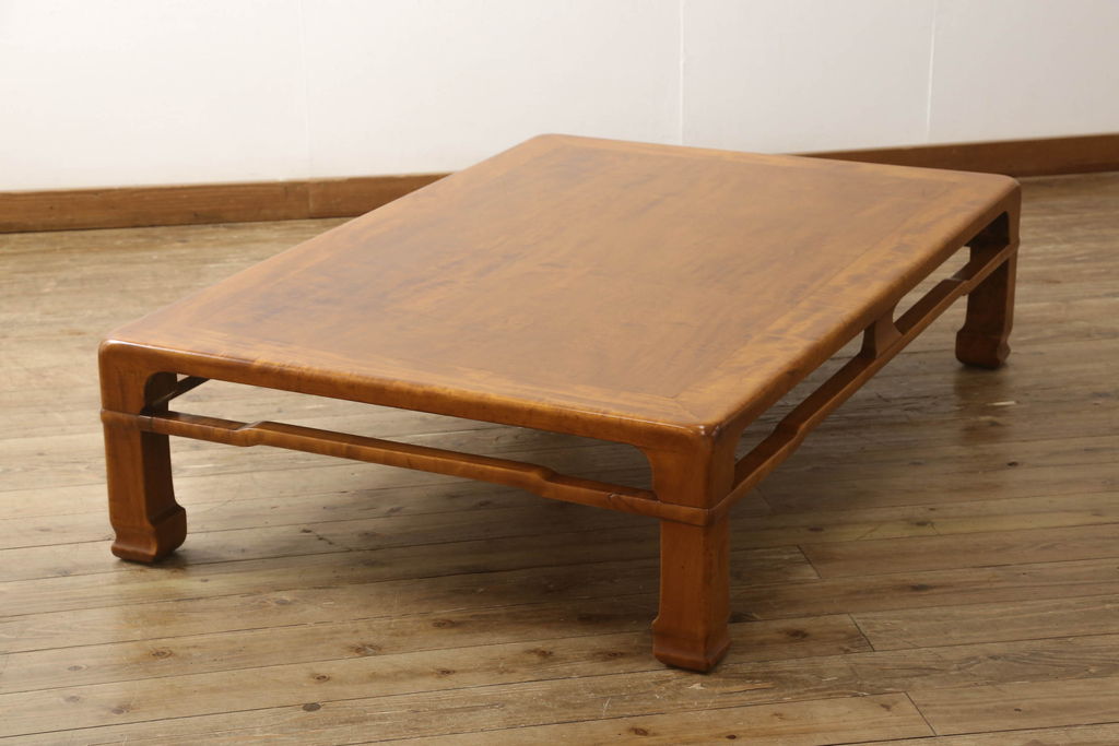 和製アンティーク　総楓(カエデ)材でつくられた、凝ったデザインと赤みがかった色合いが美しい座卓(ローテーブル)(R-047353)