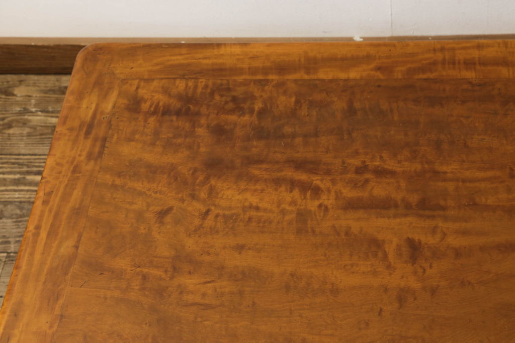 和製アンティーク　総楓(カエデ)材でつくられた、凝ったデザインと赤みがかった色合いが美しい座卓(ローテーブル)(R-047353)