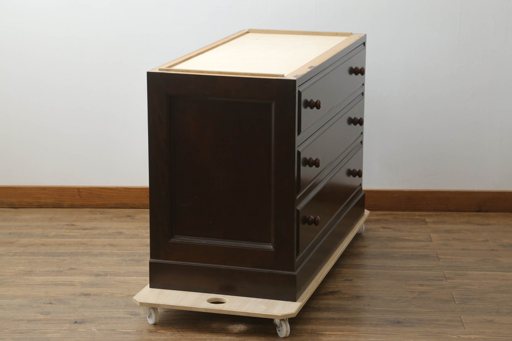 中古　美品　松本民芸家具　天板リメイク　シックな佇まいが魅力的!! 和と洋どちらの空間にも取り入れやすいローチェスト(ローボード、テレビ台、テレビボード、サイドチェスト、引き出し)(R-075556)