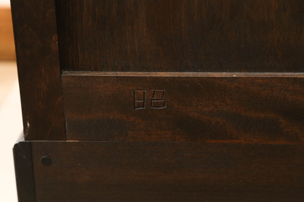 中古　美品　松本民芸家具　天板リメイク　シックな佇まいが魅力的!! 和と洋どちらの空間にも取り入れやすいローチェスト(ローボード、テレビ台、テレビボード、サイドチェスト、引き出し)(R-075556)