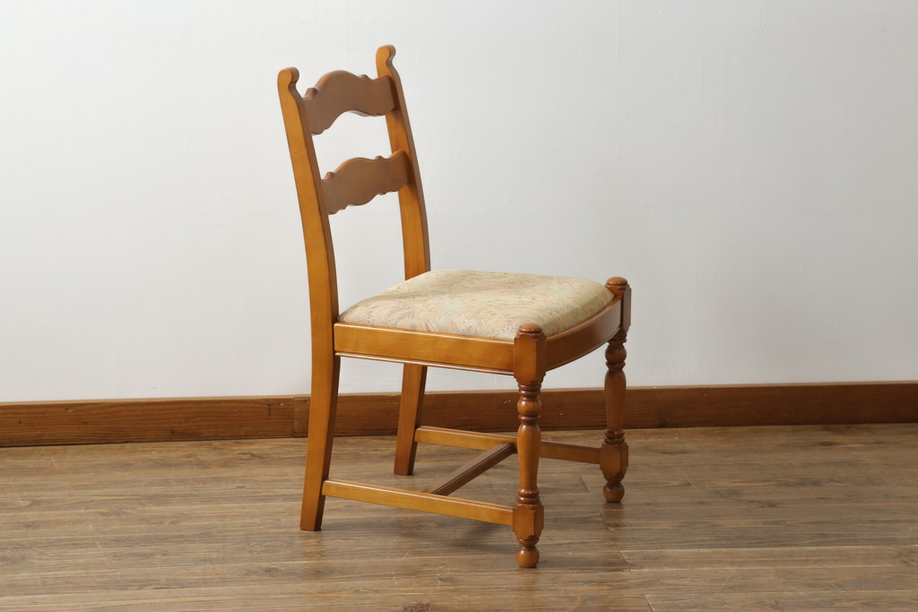 中古　美品　横浜クラシック家具　ダニエル(Daniel)　凝った脚のデザインが魅力的なチェア(ダイニングチェア、アームレスチェア、椅子、イス)(R-063937)