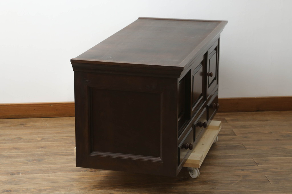 中古　美品　松本民芸家具　脚(台輪)付きリメイク　シックな佇まいが魅力的!! 和と洋どちらの空間にも取り入れやすいローボード(収納棚、戸棚、サイドボード、テレビ台、テレビボード)(R-075558)