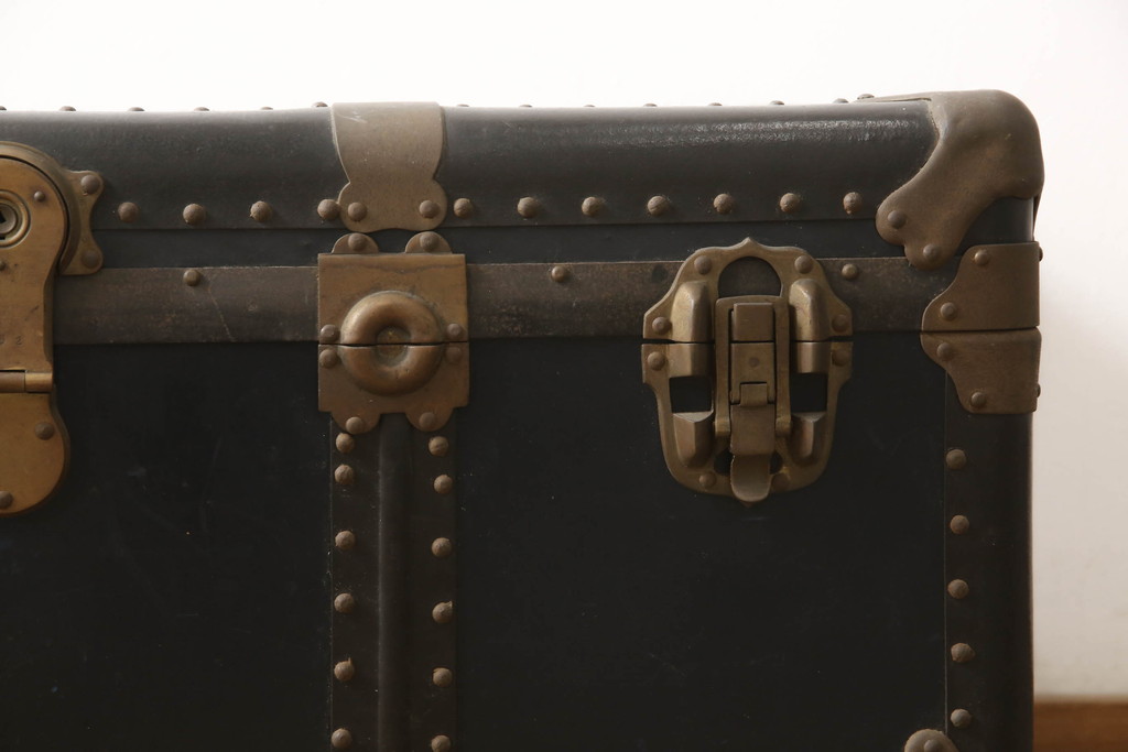 アンティーク雑貨　極上　上手物!!　美品　立派な金具が目を惹く船トランク(舟トランク、ローテーブル、センターテーブル、収納、ディスプレイ雑貨)(R-067128)
