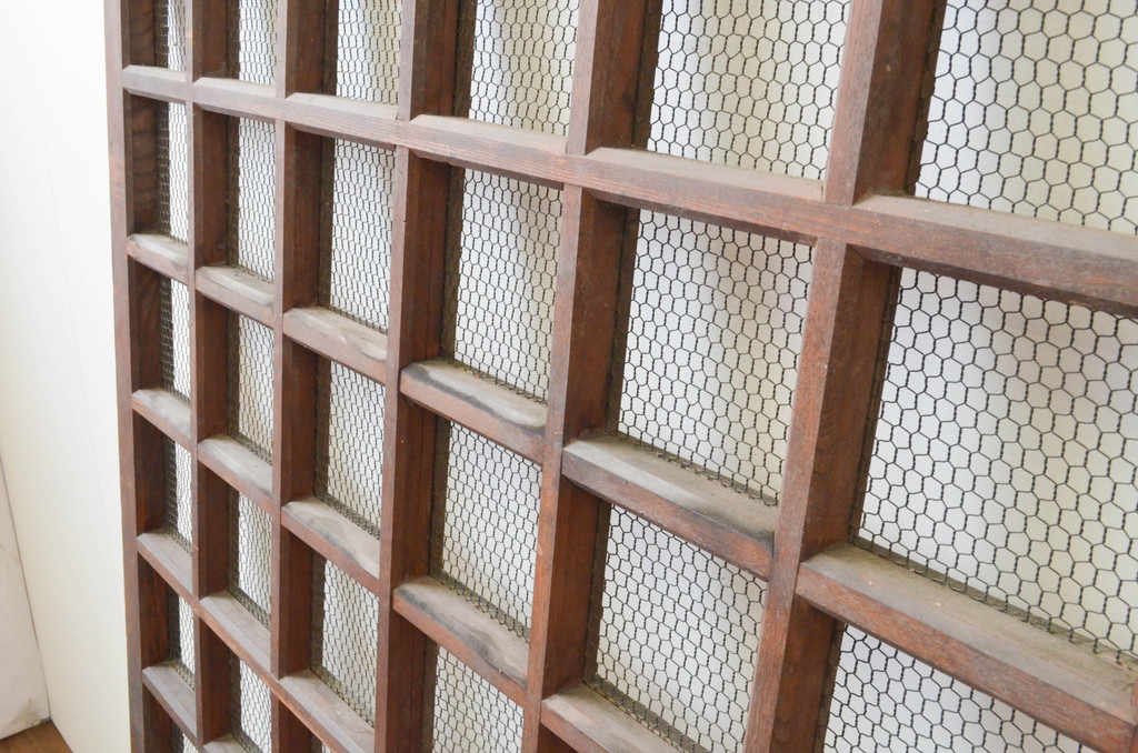 アンティーク建具　総欅(ケヤキ)材　腰板玉杢　落ち着いた和の雰囲気におすすめ!マス目(升目)の格子蔵戸1枚(きつね格子、狐格子、格子戸、引き戸、玄関戸)(R-066772)