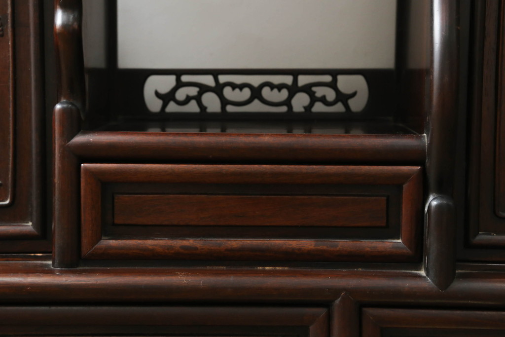 和製ビンテージ　花梨(カリン)材　落ち着いた佇まいと凝った意匠が素敵な茶棚(違い棚、飾り棚、収納棚、戸棚、ヴィンテージ)(R-075616)