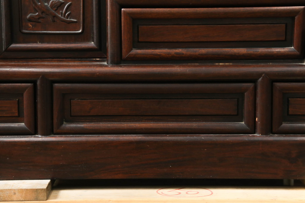 和製ビンテージ　花梨(カリン)材　落ち着いた佇まいと凝った意匠が素敵な茶棚(違い棚、飾り棚、収納棚、戸棚、ヴィンテージ)(R-075616)