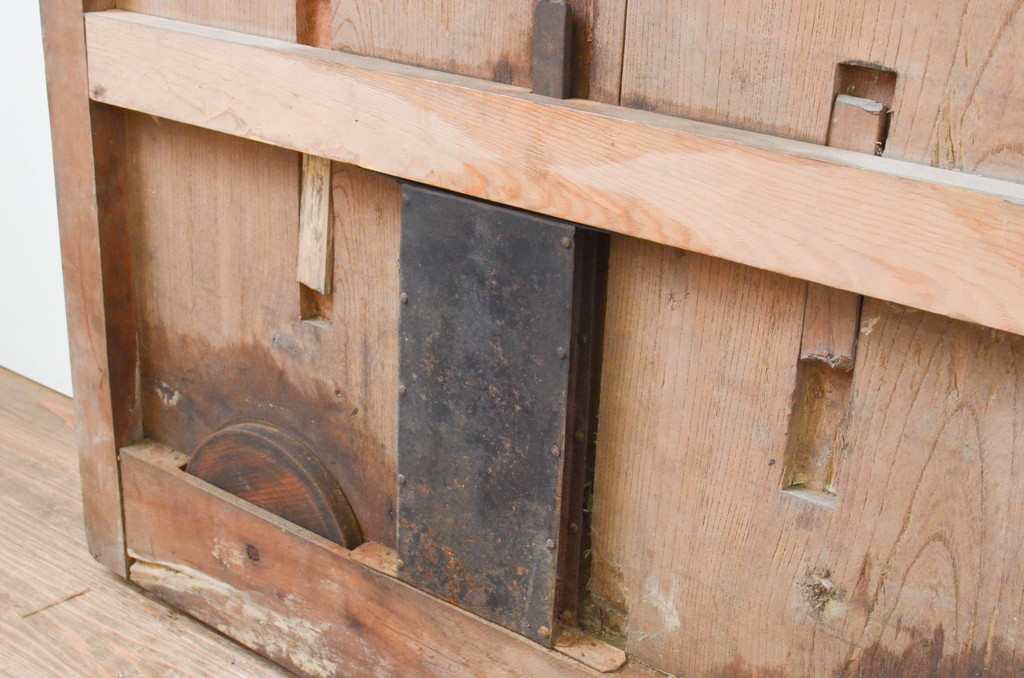 アンティーク建具　時を経た味わいが魅力的な欅(ケヤキ)材の幅狭蔵戸1枚(引き戸、玄関戸)(R-066775)