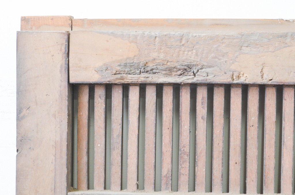 アンティーク建具　腰板欅(ケヤキ)材　重厚感のある佇まいが魅力の格子蔵戸1枚(格子戸、玄関戸、引き戸)(R-066781)