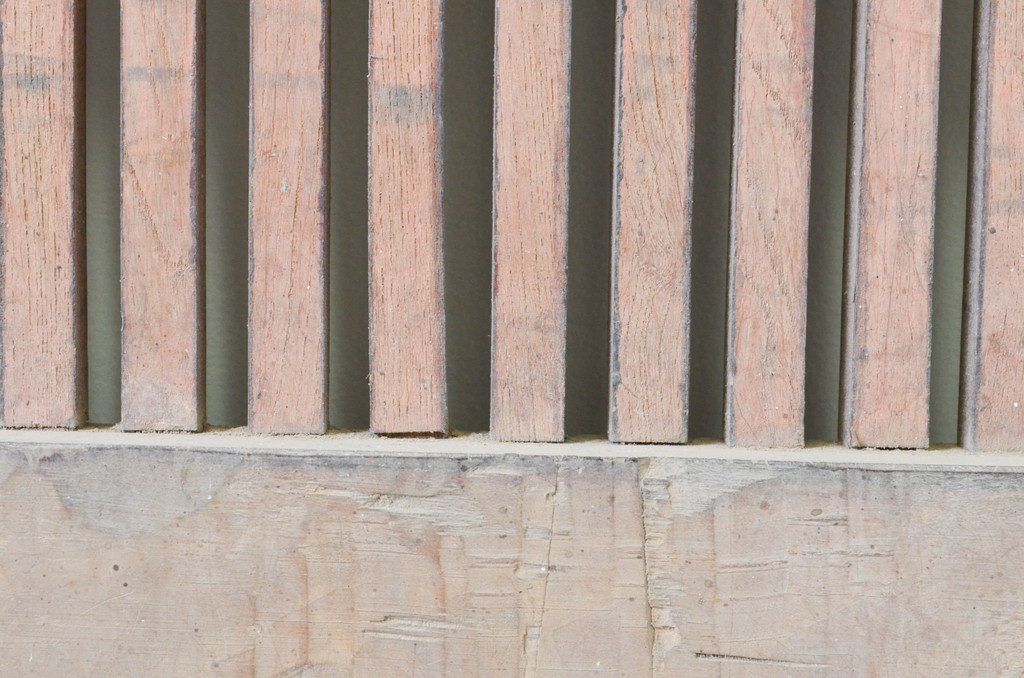 アンティーク建具　腰板欅(ケヤキ)材　重厚感のある佇まいが魅力の格子蔵戸1枚(格子戸、玄関戸、引き戸)(R-066781)