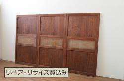 【セミオーダー家具実例】板戸2枚をリメイク!グリーンがかったグレーとアンティークホワイトでペイントを施し、色ガラス、結霜ガラスを使用したラフジュ工房オリジナルのステンドグラスを組み入れました。(引き戸、建具)
