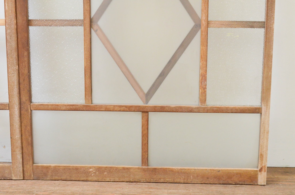 アンティーク建具　ペイント仕上げ限定　大正ロマン　ひし形のデザインが魅力的なガラス窓2枚セット(ガラス戸、引き戸)(R-066788)