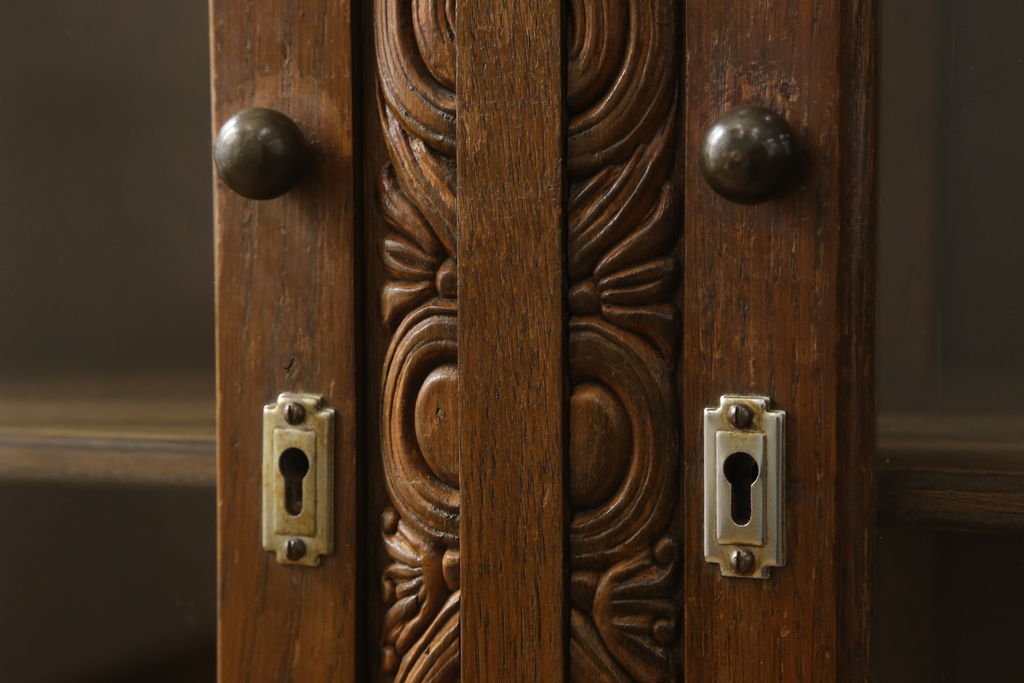 イギリスアンティーク　細やかな意匠が美しい、小振りなオーク材キャビネット(ブックケース、本箱、本棚、収納棚、戸棚)(R-058608)