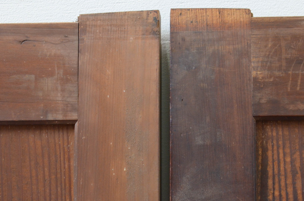 アンティーク建具　杉材　濃い木色が落ち着いた雰囲気を醸し出す板戸窓2枚セット(引き戸)(R-067561)
