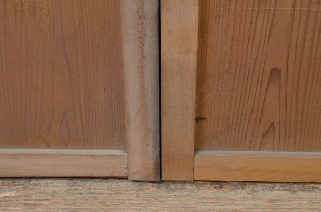 アンティーク建具　杉材　シンプルなデザインでインテリアに取り入れやすい板戸窓2枚セット(引き戸)(R-067563)