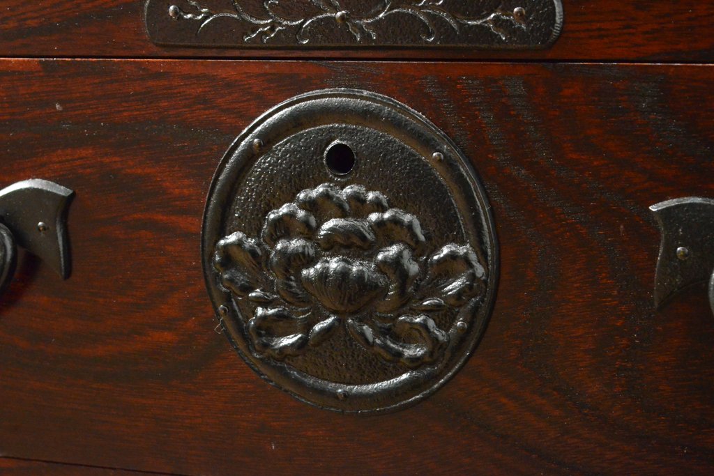 中古　美品　岩谷堂箪笥　厚みのある金具が立派な威厳のある車箪笥(小箪笥、チェスト、引き出し)(R-057736)