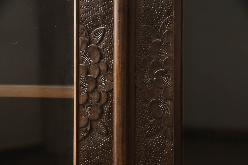 中古　軽井沢彫り　細やかな桜の彫刻が魅力の収納棚(飾り棚、戸棚、サイドキャビネット、サイドボード、本箱、ブックケース)(R-067433)
