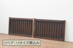 【オーダー建具実例】過去のオーダー建具を参考にトイレ扉を再現製作しました。ご希望のサイズでバランスをみながら調整製作し、左框に引き手、表示錠を取り付け。レトロなダイヤガラスを組み入れ、趣ある濃い茶色の着色で仕上げました。(建具)
