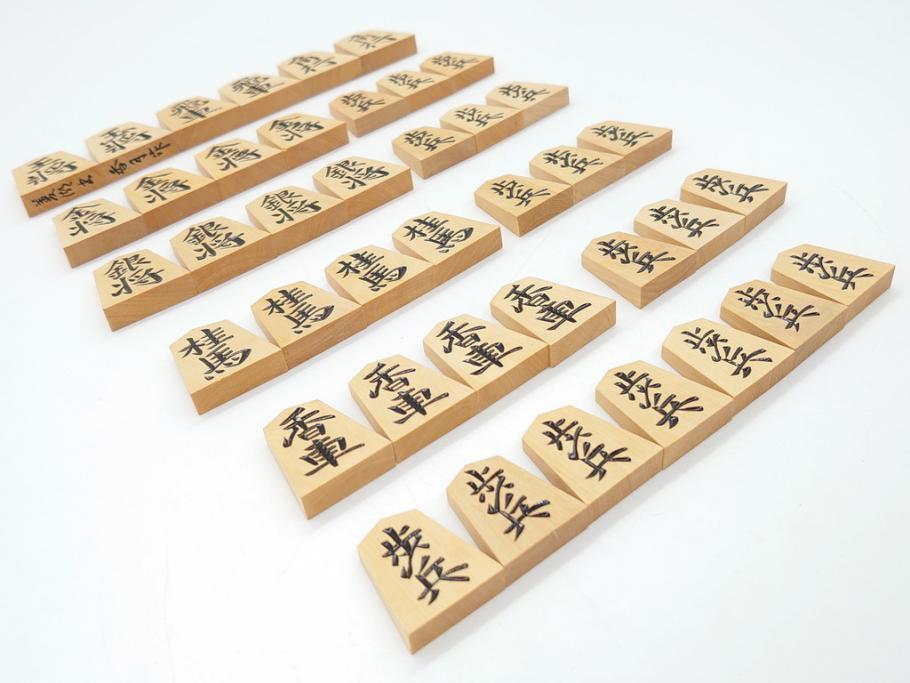  	十五世名人　大山康晴　揮毫　『忍』　駒箱　香月作　菱湖書　将棋駒(外箱有り、彫駒)(R-063163)