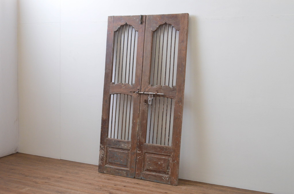 海外アンティーク　ペイント仕上げ限定　アイアンフェンス入りの小振りな両開きドア1対(建具、木製扉、1対2枚セット)(R-066746)