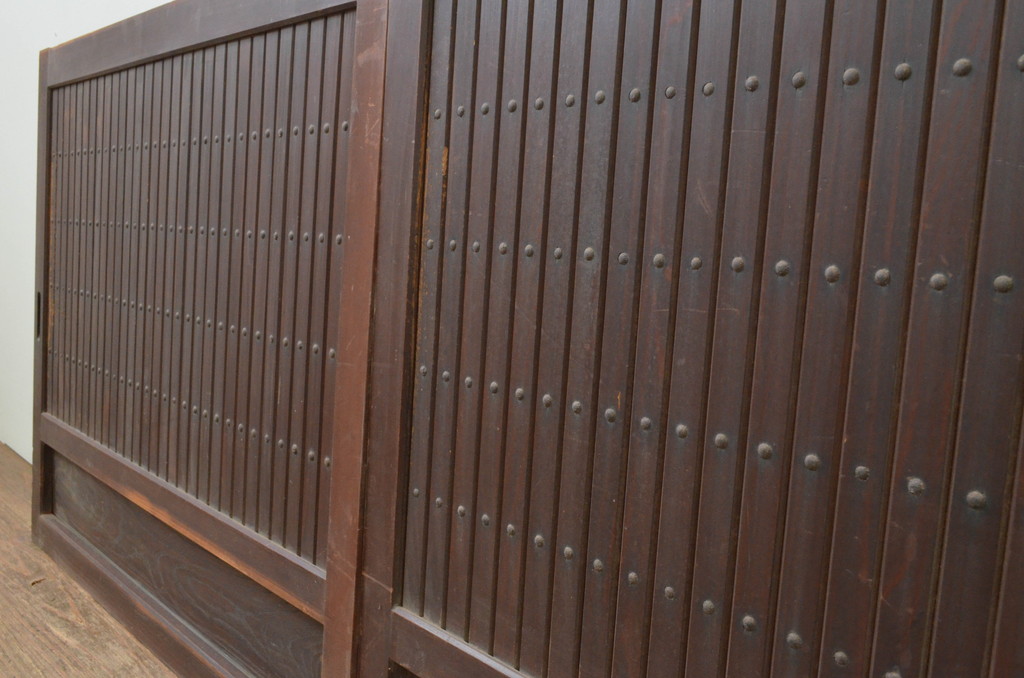 アンティーク建具　落ち着いた和モダンな空間を演出する縦格子入りの引き戸2枚セット(板戸、格子戸、窓)(R-067593)