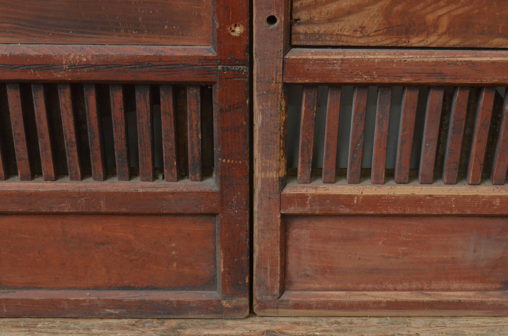 アンティーク建具　縦格子入り　型変わりなデザインが目を惹く引き戸2枚セット(板戸、格子戸、窓、変わり型)(R-067594)