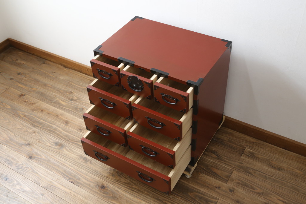 中古　美品　落ち着いた色合いの朱塗りが魅力的な米沢小箪笥(米沢箪笥、衣装箪笥、和タンス、収納たんす、民芸箪笥、チェスト、引き出し)(R-082207)