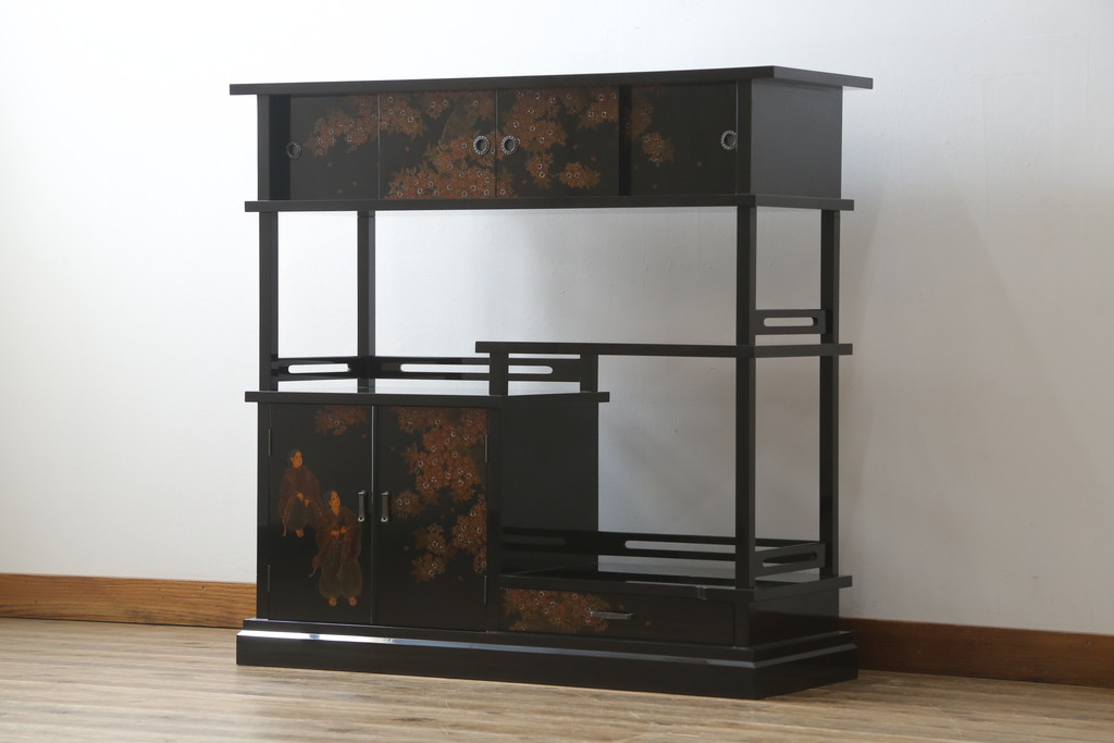 中古　美品　輪島塗り　蒔絵入り　趣ある図柄が目を引く飾り棚(茶棚、戸棚、収納棚)(R-057323)