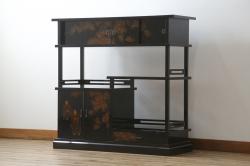 中古　美品　輪島塗り　蒔絵入り　趣ある図柄が目を引く飾り棚(茶棚、戸棚、収納棚)(R-057323)